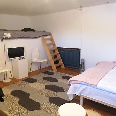 Ett Rums Laegenhet Med Egen Ingang, Parkering Orebro Exterior photo