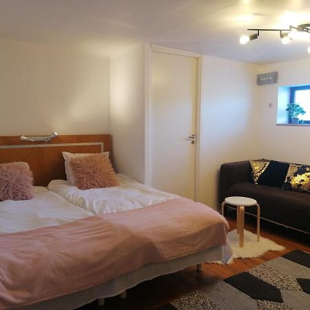 Ett Rums Laegenhet Med Egen Ingang, Parkering Orebro Exterior photo